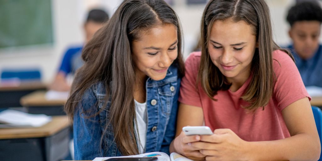 Especialistas defendem que proibir telemóveis nas escolas sem ouvir alunos não é solução
