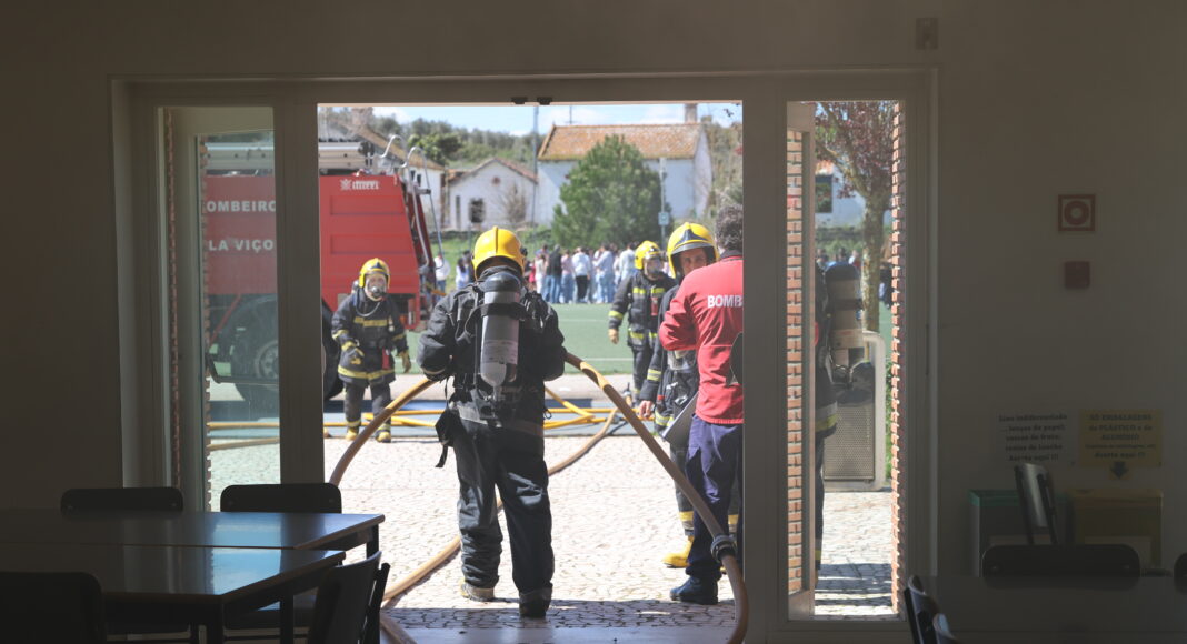 O fumo e as “vítimas”: Secundária de Vila Viçosa simula situação de incêndio com balanço «positivo»