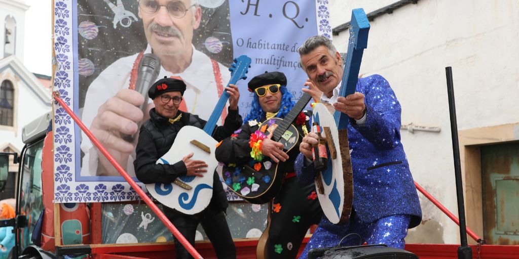 Carnaval em Borba: Centenas de foliões juntaram a cor e a alegria aos guarda-chuvas