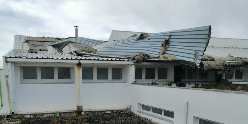 Mau tempo: Vento forte destruiu parte do telhado do complexo de piscinas de Elvas