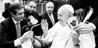 Papa conheceu as Ruas Floridas de Redondo: Agora fica a «singela» flor e o seu «sorriso fácil»