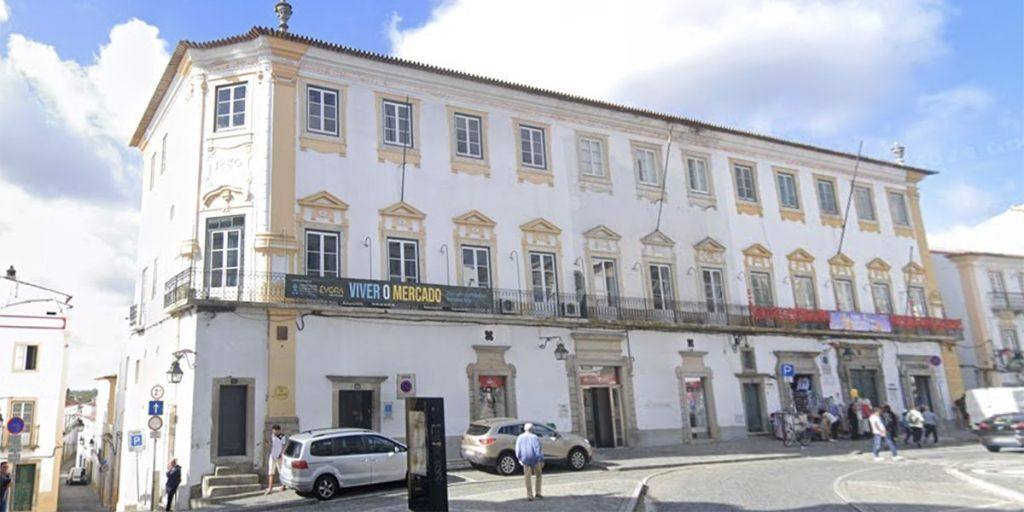 Sede histórica da Associação Comercial do Distrito de Évora vai a leilão por 1,1M€ após insolvência