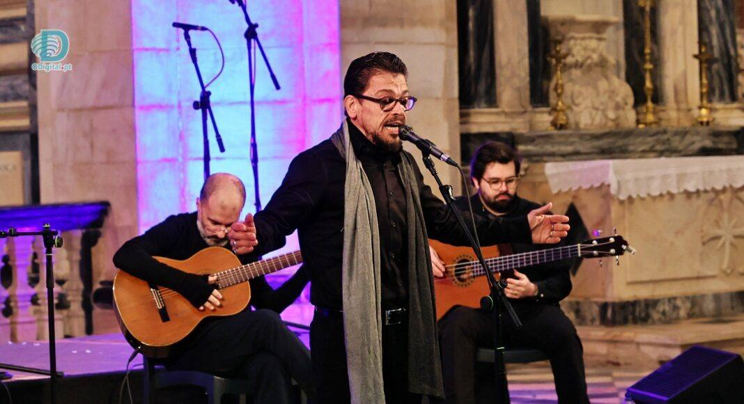 O fadista Ricardo Ribeiro disse que o seu novo álbum, “A Alma Só Está Bem Onde não Cabe”, a editar na próxima sexta-feira, é como “parte de uma canção” de si mesmo, vem da vontade de estar desperto para o mundo.