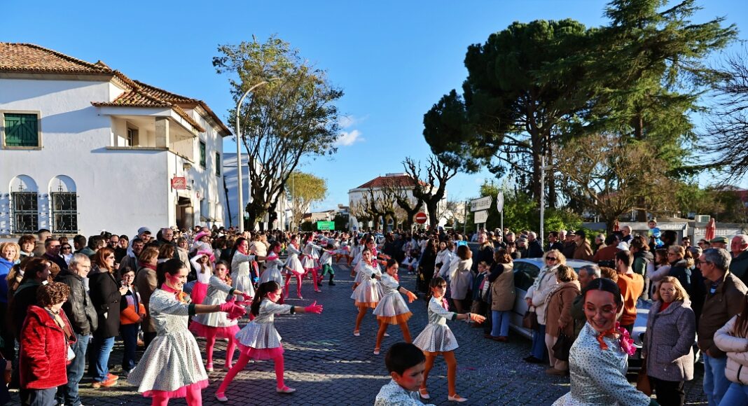 Campo Maior saiu à rua para o Carnaval e centenas desfilaram no centro da vila