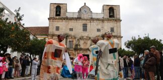 Vila Viçosa: Corso carnavalesco reúne centenas de foliões