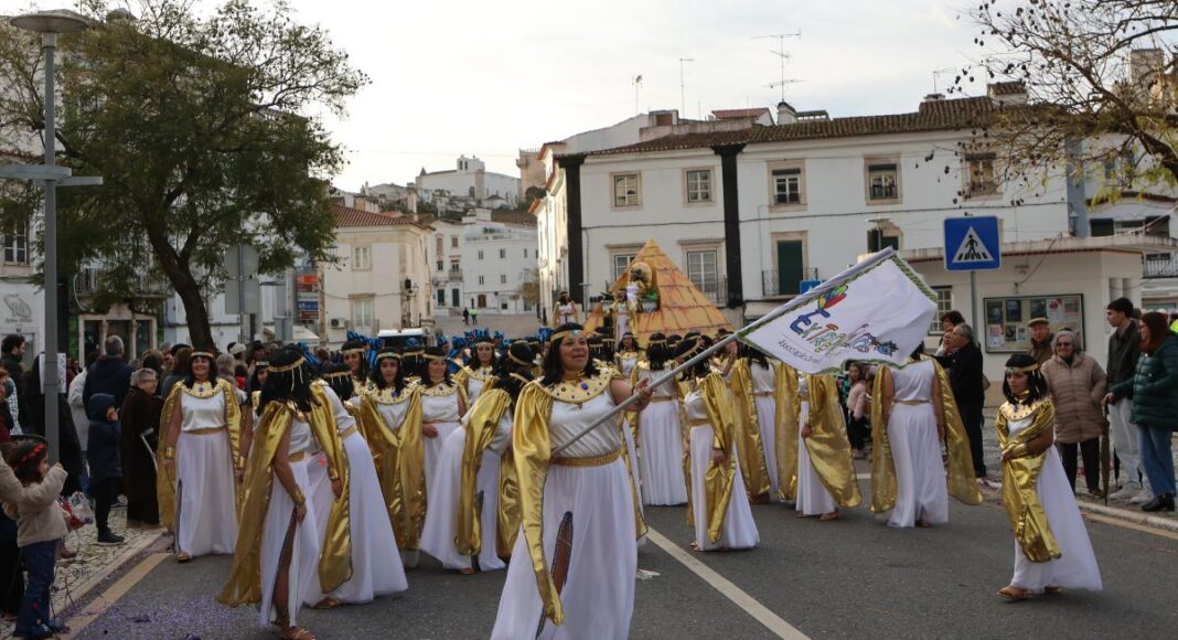 Estremoz: Desfile de Carnaval junta foliões e famílias no centro da cidade