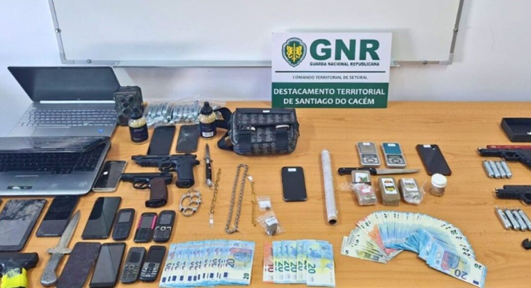 GNR detém cinco homens suspeitos de roubos violentos na via pública em Sines