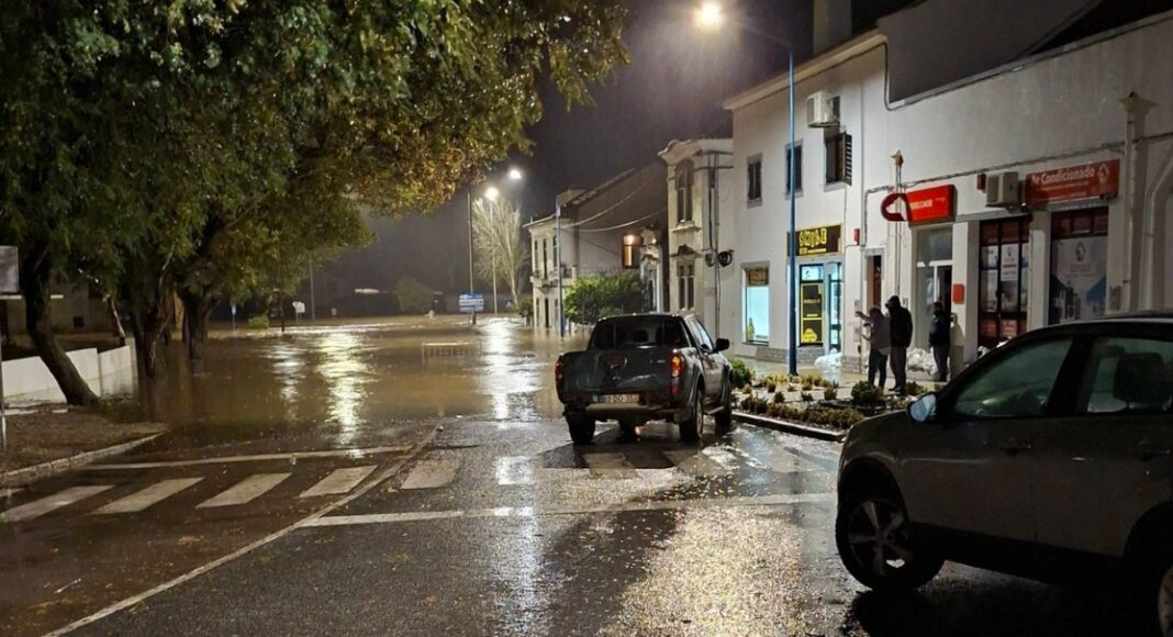 Mau tempo: Caudal do rio Sado continua a subir e situação agrava-se em Alcácer do Sal