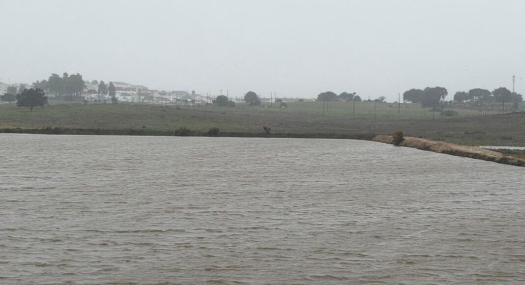 Risco de rebentamento de albufeira obriga a interditar estrada entre Aguiar (Viana do Alentejo) e Évora