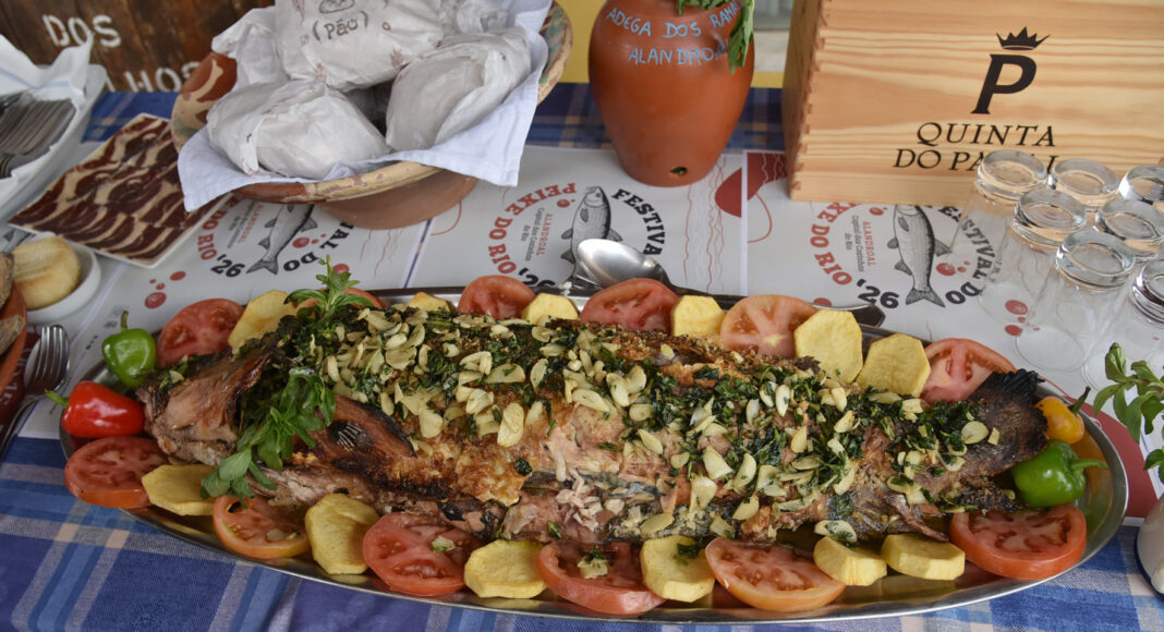 Festival do Peixe do Rio termina no Alandroal com showcookings de chefs, concurso de pesca e a tradicional “Caldeta para Todos”.