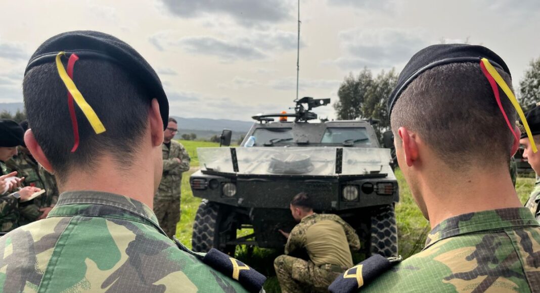 Regimento de Cavalaria nº3 forma futuros sargentos para operar viatura blindada Panhard M11