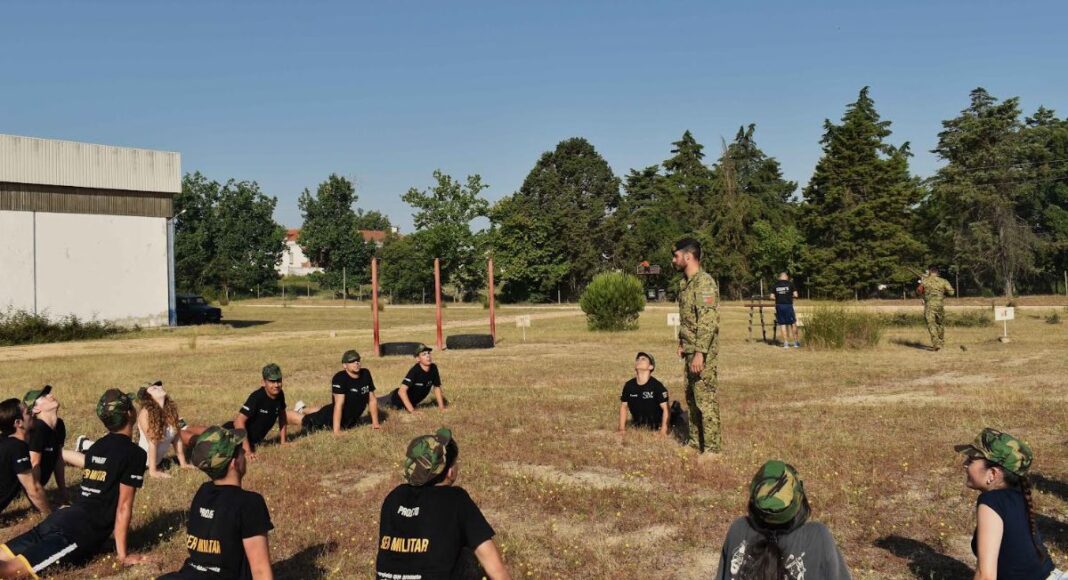 Jovens do ensino secundário participaram em experiência militar no RA5 em Vendas Novas